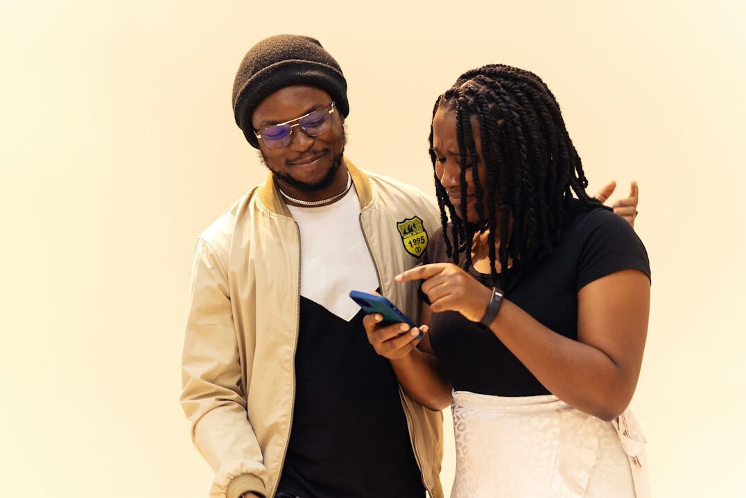 friends chatting on smartphones